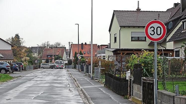 Die Uttstadter Straße ist nicht im besten Zustand, was durch die starke Belastung mit LKWs, Treckern und Lastzügen zu Lärmbelästigungen führt.