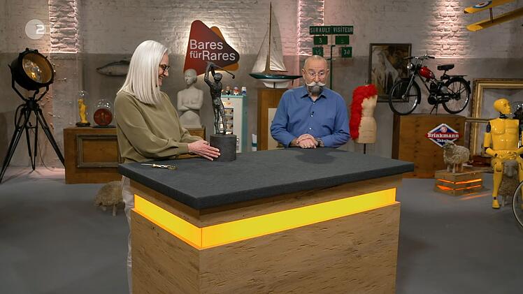"Aufs Wesentliche reduziert, trotzdem alles da", beschrieb Horst Lichter die etwas kantige Darstellung eines Golfers. Dann fiel dem "Bares f&uuml;r Rares"-Moderator auf, dass die Bronzefigur unbekleidet war: "Hui!"