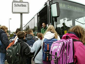 Schüler steigen in einen Schulbus ein. Symbolbild: Archiv/dpa