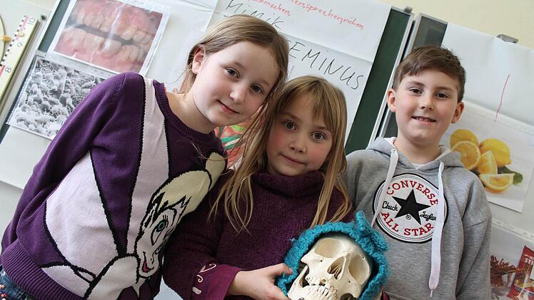 Cassidy, Alina und Dominik mit Schädel "Crani".
