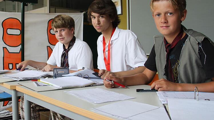 Max, Marino und Jonas (von rechts) könne sich vorstellen, später wirklich mal Bänker zu werden.