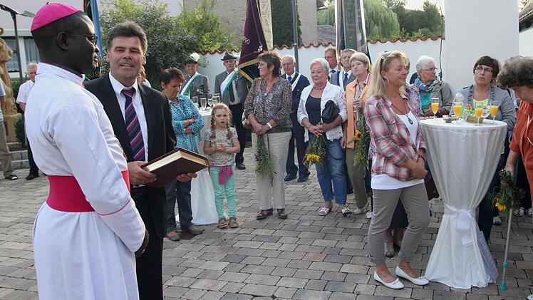 Die Pfarrgemeinde nahm großen Anteil und nutzte die Möglichkeit zum Gespräch auf dem Kirchplatz.