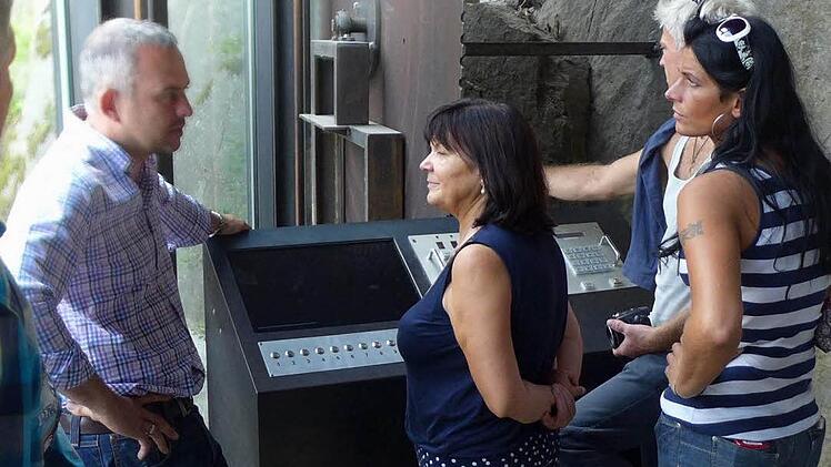 Natursteinwerk-Geschäftsführer Martin Graser (li.) erläutert die Arbeitsweise einer Blockkreissäge. Foto: Sabine Meißner