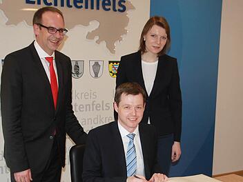 Der kürzlich neu ernannte Parlamentarische Staatssekretär Thomas Silberhorn (CSU) trägt sich ins Goldene Buch des Landkreises Lichtenfels ein. Ihm schauen MdB Emmi Zeulner (CSU) und Landrat Christian Meißner (CSU) über die Schulter. Foto: Matthias Einwag