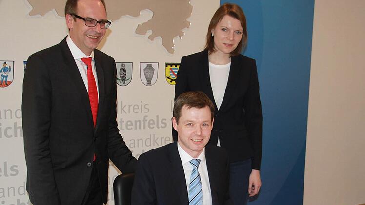 Der kürzlich neu ernannte Parlamentarische Staatssekretär Thomas Silberhorn (CSU) trägt sich ins Goldene Buch des Landkreises Lichtenfels ein. Ihm schauen MdB Emmi Zeulner (CSU) und Landrat Christian Meißner (CSU) über die Schulter. Foto: Matthias Einwag