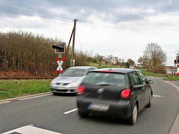 Wer aus Thüngfeld zu Fuß zur Norma will, hat im Bereich des Bahnübergangs keinen Gehweg zur Verfügung. Die Mehrheit des Stadtrats hält einen Ausbau für zu teuer. Foto: Evi Seeger
