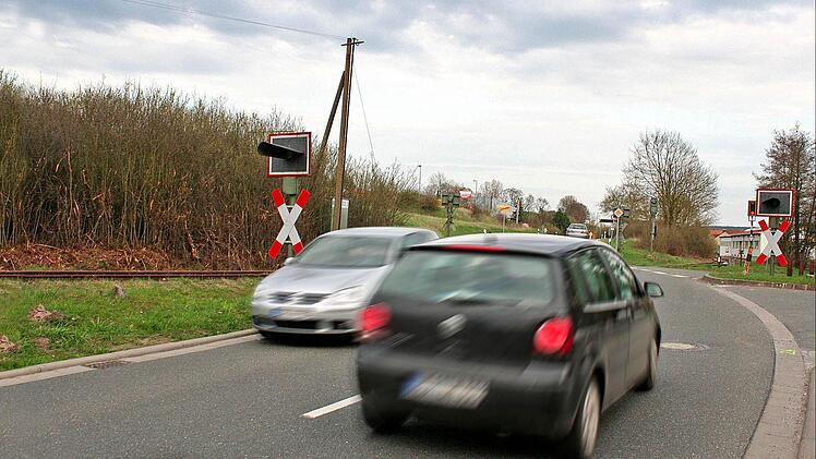 Wer aus Thüngfeld zu Fuß zur Norma will, hat im Bereich des Bahnübergangs keinen Gehweg zur Verfügung. Die Mehrheit des Stadtrats hält einen Ausbau für zu teuer. Foto: Evi Seeger