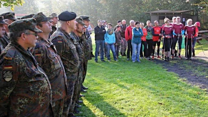 Vor den Start mussten alle Teilnehmer zur Bekanntgabe der Regularien "antreten" .