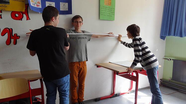 Hatte Leonardo Da Vinci mit seinem "vitruvianischen Mensch" wirklich Recht? Im "Mathe-Zimmer" der Realschule Ebern konnte Vincis Behauptung am Tag der offenen Tür überprüft werden.