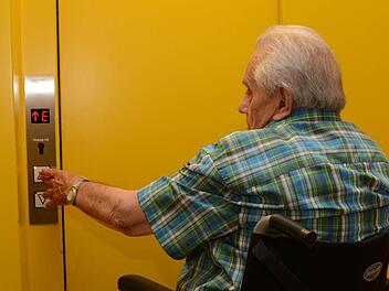 Albin Laukner hat keine Schwierigkeiten, die Bedienelemente des Aufzugs zu erreichen. Sie sollen künftig raus aus der Nische und frei zugänglich an der Wand sein. Foto: Dagmar Besand