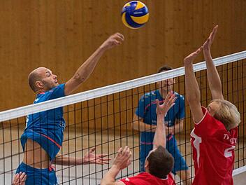Auch ohne Christian Palla (am Ball, hier in einem fr&uuml;heren Spiel) waren die Volleyballer des TSV Neunkirchen siegreich und bleiben Tabellenf&uuml;hrer der Landesliga.  Foto: Ren&eacute; Ruprecht/Archiv