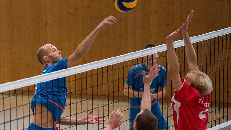Auch ohne Christian Palla (am Ball, hier in einem fr&uuml;heren Spiel) waren die Volleyballer des TSV Neunkirchen siegreich und bleiben Tabellenf&uuml;hrer der Landesliga.  Foto: Ren&eacute; Ruprecht/Archiv