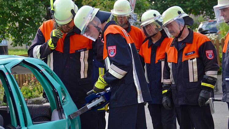 Auch der Einsatz der Spreize wird geübt. Hier hält Christoph Grom das Gerät in seinen Händen, während Ausbilder Daniel Lang (links) von der Lauterer Wehr zusieht und erklärt. Auf dem Foto sind außerdem (von rechts) Lukas Kessler, Georg Grom, Christoph Kröckel und André Schlereth zu sehen. Foto: Kathrin Kupka-Hahn