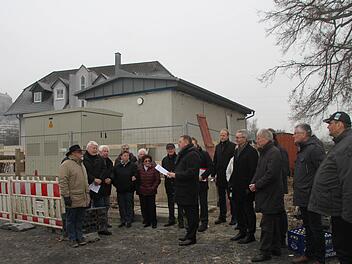 Das Teilstück der Straße Am Ängerlein bis zur Michel-Weiß-Straße wurde wieder für den Verkehr freigegeben. OB Henry Schramm (Bildmitte) stellte im Gespräch mit den Anwohnern die Bedeutung der Maßnahme heraus. Alexander Hartmann