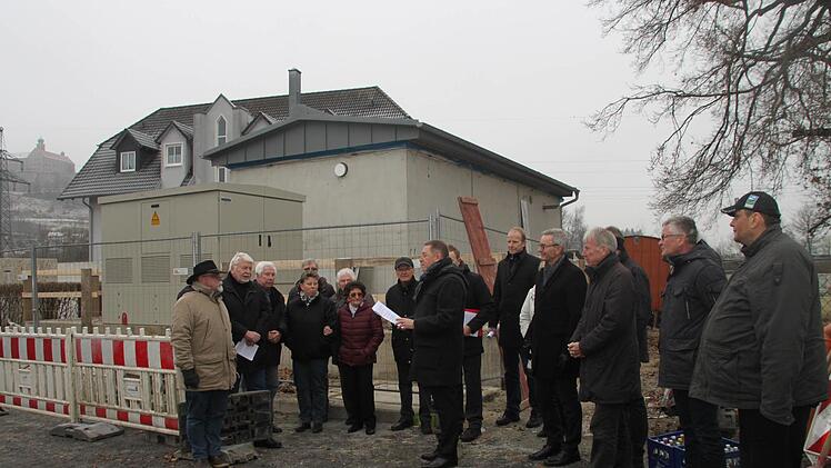 Das Teilstück der Straße Am Ängerlein bis zur Michel-Weiß-Straße wurde wieder für den Verkehr freigegeben. OB Henry Schramm (Bildmitte) stellte im Gespräch mit den Anwohnern die Bedeutung der Maßnahme heraus. Alexander Hartmann