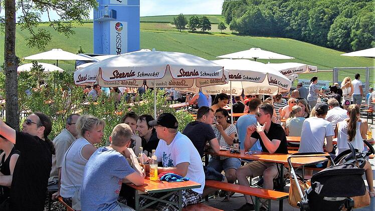 Jung und Alt traf sich zum Streetfood-Festival am Kisspark. Foto: Sigismund von Dobschütz