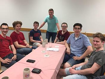 Die neuen Sänger nach der Chorprobe beim geselligen Beisammensein, das bei der Eintracht bereits Tradition hat (von links):  Michael Knorr, Thomas Kornalik, Hans Schuster, Jonas Stirnweiß, Christian Fischer, Thomas Reiß und  Georg Schuster. Es fehlt Maximilian Knorr.  Foto: Heidi Amon