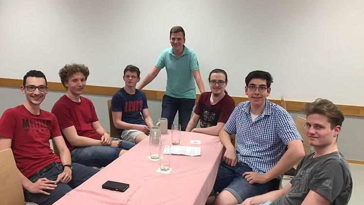 Die neuen Sänger nach der Chorprobe beim geselligen Beisammensein, das bei der Eintracht bereits Tradition hat (von links):  Michael Knorr, Thomas Kornalik, Hans Schuster, Jonas Stirnweiß, Christian Fischer, Thomas Reiß und  Georg Schuster. Es fehlt Maximilian Knorr.  Foto: Heidi Amon