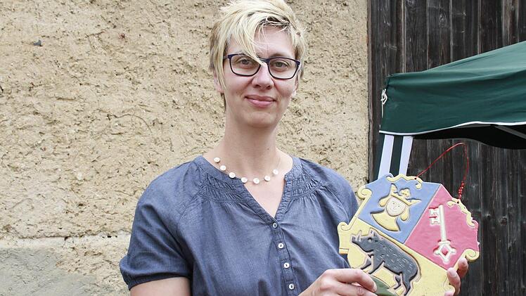 Heidi Krau&szlig; mit einem get&ouml;pferten Logo der Stadt Ebermannstadt Foto: Andreas Hofbauer