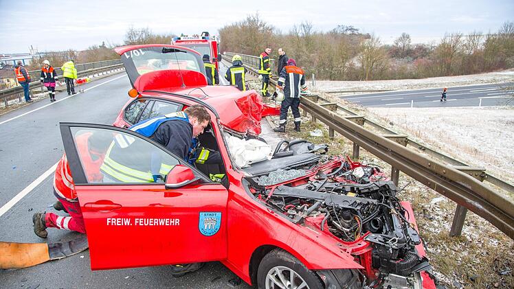 Tödlicher Unfall bei Marktsteft: Feuerwehrmann verliert Leben bei Einsatzfahrt. Foto: NEWS5 / DESK