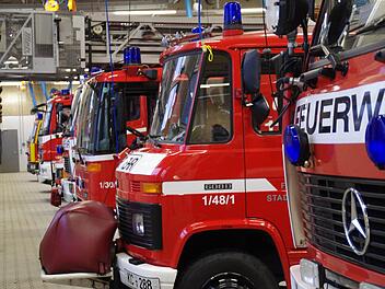 Elf Fahrzeuge warten einsatzbereit hinter den Toren des neuen Feuerwehrhauses in Kronach. Foto: Marco Meißner