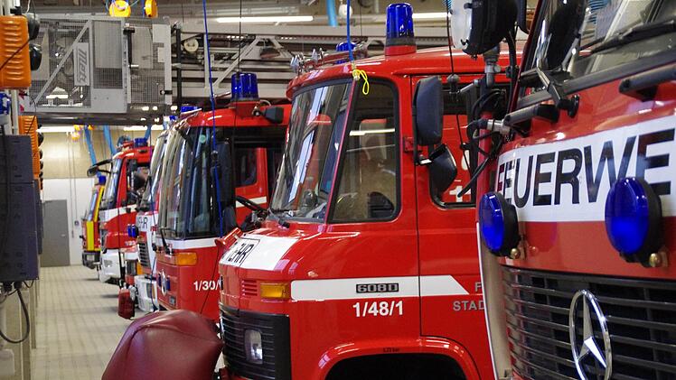 Elf Fahrzeuge warten einsatzbereit hinter den Toren des neuen Feuerwehrhauses in Kronach. Foto: Marco Meißner
