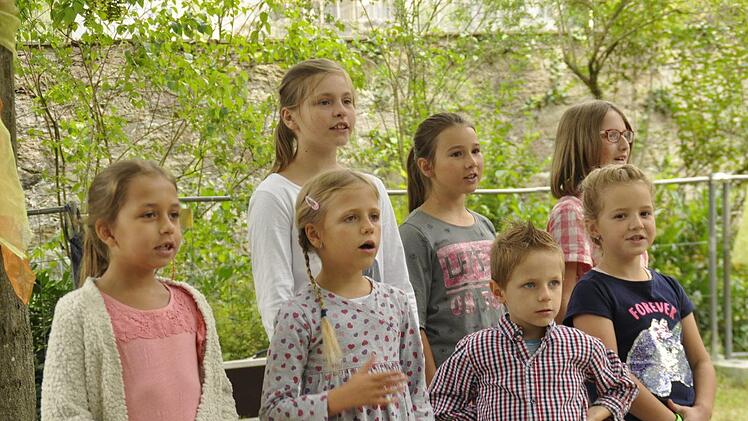 Auch die kleinsten Sänger bekamen ein Chance für einen Auftritt - wie die Bockleter Singmäuse, unter der musikalischen Leitung von Thomas Betzer.  Peter Klopf