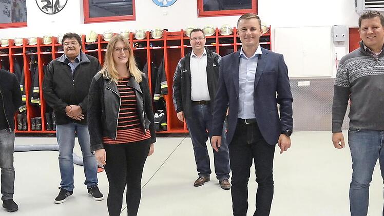 Christina Kropp wurde zur Ortssprecherin in Förtschendorf gewählt. Sie freuten sich und gehörten zu ersten Gratulanten und waren auch im Wahlausschuss behilflich: von links Hasan Dag (Marktgemeinderat), Zweiter Bürgermeister Wolfgang Förtsch, Christian Haderlein (Marktgemeinderat), Bürgermeister Stefan Heinlein und Thomas Günther (Marktgemeinderat).  Foto: K.- H. Hofmann