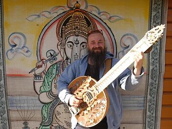 Fernöstlich angehauchte Weltmusik, wie er sie etwa mit seiner Band Global Player spielt, ist Michael Hilbel eine Herzensangelegenheit. Das Foto zeigt ihn mit seiner Hybridsitar. Foto: Michael Petzold