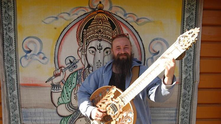 Fernöstlich angehauchte Weltmusik, wie er sie etwa mit seiner Band Global Player spielt, ist Michael Hilbel eine Herzensangelegenheit. Das Foto zeigt ihn mit seiner Hybridsitar. Foto: Michael Petzold
