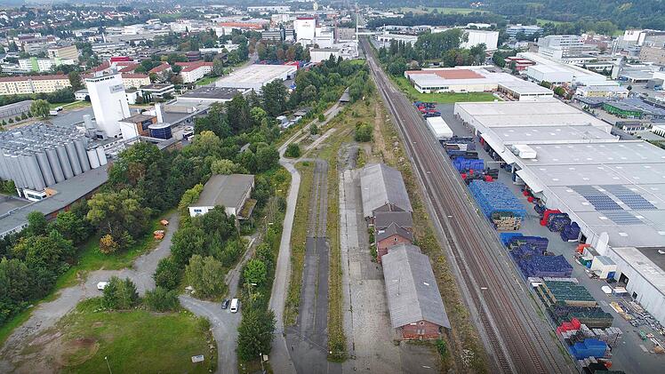 Die Verkehrstangente führt nach den ersten Planungen über das Güterbahnhofsareal an den Bahngleisen entlang und mündet in Höhe der Brauerei (oben links) in die Lichtenfelser Straße.