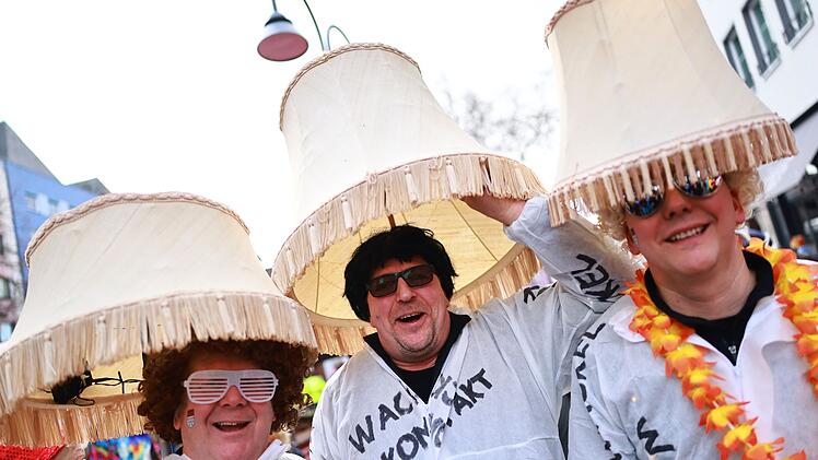 Weiberfastnacht im Rheinland - Beginn des Stra&szlig;enkarnevals