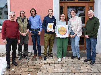 Rezertifizierung der Grundschule K&ouml;nigsfeld als Schule mit Kultur.Profil:  Frank D&ouml;rfer (l.), stellv. Schulleiter Christoph Hoh (Mitte) und Lisa Rieger (2.v.r.) mit den Kulturpartner:innen Erik von Brandt (2.v.l.), Patrik Lumma (3.v.l.), Yessica H&ouml;pfl (3.v.r.) und Stephan Barnikel (r.)