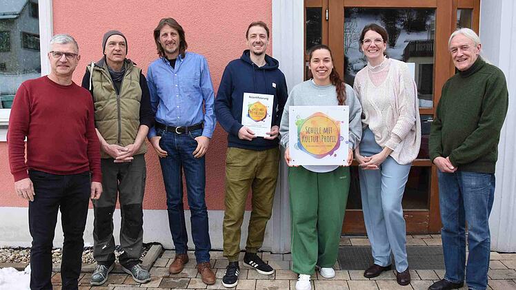 Rezertifizierung der Grundschule K&ouml;nigsfeld als Schule mit Kultur.Profil:  Frank D&ouml;rfer (l.), stellv. Schulleiter Christoph Hoh (Mitte) und Lisa Rieger (2.v.r.) mit den Kulturpartner:innen Erik von Brandt (2.v.l.), Patrik Lumma (3.v.l.), Yessica H&ouml;pfl (3.v.r.) und Stephan Barnikel (r.)