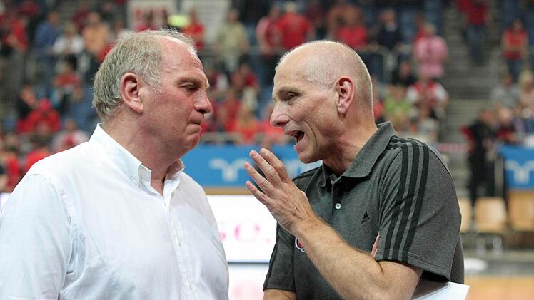 Der Sportdirektor weiß, wie wichtig Kontakte sind, wie zu Bayern-Präsident Uli Hoeneß.