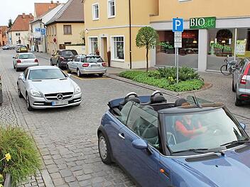 Mit den zwei provisorisch eingezeichneten Stellflächen (oben) wird der Verkehrsfluss in der Steinwegstraße getestet. Die kleine Grünfläche (oben rechts) vor dem Bio-Markt soll Parkplätzen weichen.  Fotos: Andreas Dorsch