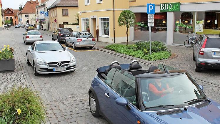 Mit den zwei provisorisch eingezeichneten Stellflächen (oben) wird der Verkehrsfluss in der Steinwegstraße getestet. Die kleine Grünfläche (oben rechts) vor dem Bio-Markt soll Parkplätzen weichen.  Fotos: Andreas Dorsch