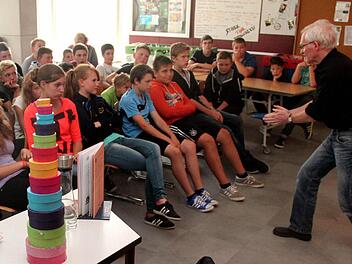 In den bunten Boxen im Vordergrund hatte Terry McDonagh (r.) seine Geschichten dabei. Fotos: Johanna Blum