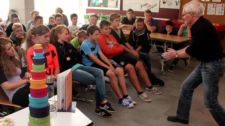 In den bunten Boxen im Vordergrund hatte Terry McDonagh (r.) seine Geschichten dabei. Fotos: Johanna Blum