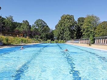 Die wenigen Hartgesottenen, die sich bei diesen Temperaturen ins Wasser trauen, freuen sich über freie Bahnen.  Foto: Anna-Lena Wolfarth
