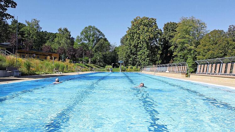 Die wenigen Hartgesottenen, die sich bei diesen Temperaturen ins Wasser trauen, freuen sich über freie Bahnen.  Foto: Anna-Lena Wolfarth