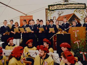 Das 25-jährige Bestehen der Damengruppe wurde 1996 groß gefeiert. Hier singen die Damen sich selbst ein Ständchen. Fotos: Sonja Schmitt