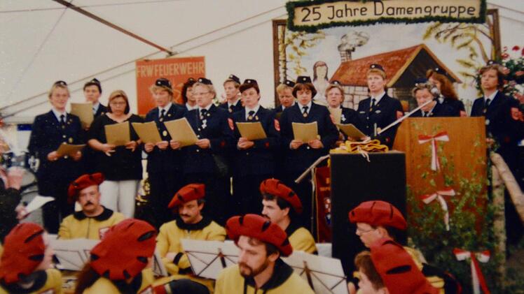 Das 25-jährige Bestehen der Damengruppe wurde 1996 groß gefeiert. Hier singen die Damen sich selbst ein Ständchen. Fotos: Sonja Schmitt