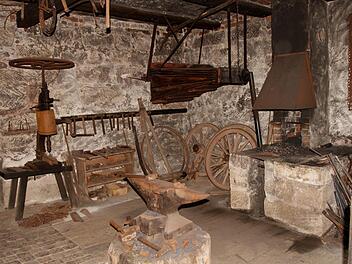 Die Schmiede ist mit ihrer Esse, dem Blasebalg und dem Amboss noch in ihrer ursprünglichen Form erhalten, wird an diesem Tag befeuert und wieder aus ihrem Schlaf erweckt. Foto: Günther Geiling