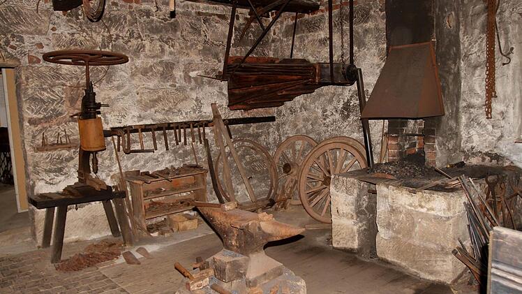 Die Schmiede ist mit ihrer Esse, dem Blasebalg und dem Amboss noch in ihrer ursprünglichen Form erhalten, wird an diesem Tag befeuert und wieder aus ihrem Schlaf erweckt. Foto: Günther Geiling