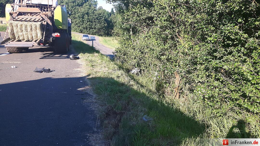 Motorrad kollidiert mit Traktor - Biker schwerst verletzt