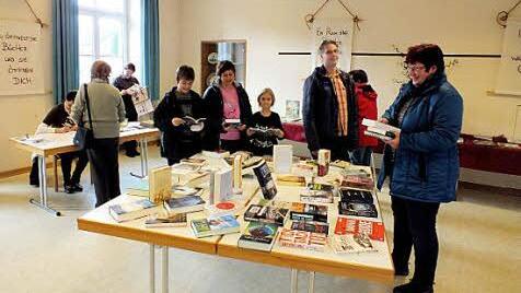 Gut besucht war die Ausstellung der Sander Bücherei. Foto: Alfons Beuerlein