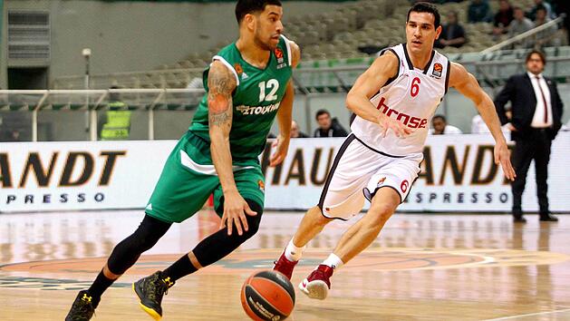 James Feldeine (l.), der wie Chris Singleton vier Dreier im Bamberger Korb versenkte, zieht an Nikos Zisis vorbei. Der Grieche im Bamberger Trikot zeigte steigende Form und kam auf zehn Punkte. Foto: imago