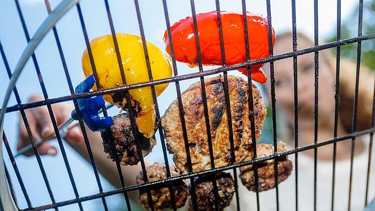 Steaks und Gem&uuml;se werden auf jedem Grill gar. Foto: Markus Scholz/dpa