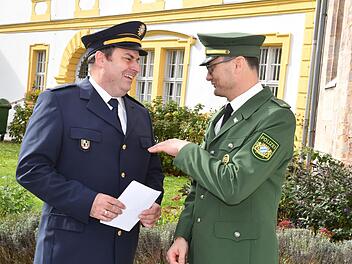 Jochen Prinzkosky (links) hat gut Lachen: Sein Kollege Jürgen Knauer  (rechts) verlässt Forchheim in Richtung Bamberger Bereitschaftspolizei und     Prinzkosky wird sein Nachfolger als Chef der Forchheimer Polizeiinspektion. Ronald Rinklef